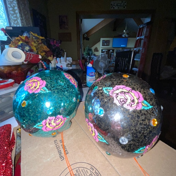 Bright colored skulls - Picture 3 of 5